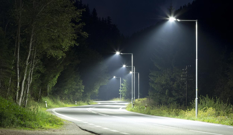 Hradec Králové se rozsvítí novým LED osvětlením. Radnice se pustila do výměny toho starého