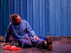 Divadelní hra Krajina se sklady vypráví o osudech lidí ze západočeského pohraničí