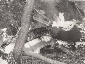 Trup vrtulníku se převrátil do potoka a částečně shořel, zdroj: Letecká badatelna