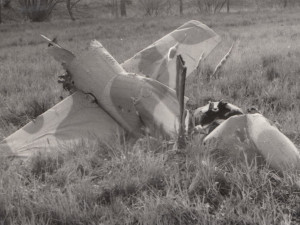 Ocasní nosník, který se vzápětí  po naseknutí rotorem zcela odlomil, zdroj: Letecká badatelna