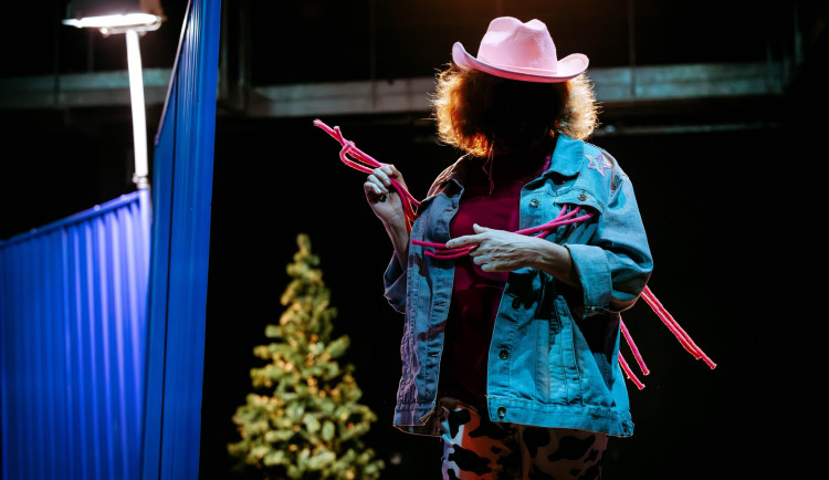 Divadelní hra Krajina se sklady vypráví o osudech lidí ze západočeského pohraničí