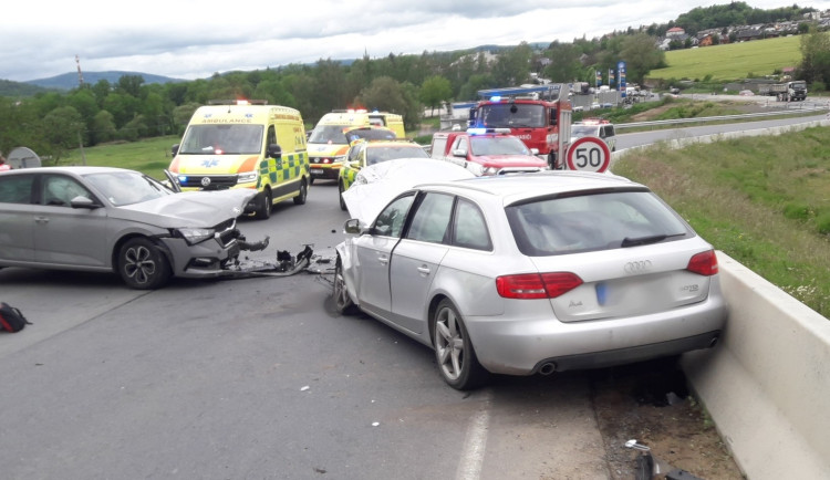 Čtyři ženy utrpěly zranění při čelním střetu dvou osobáků, dvě z nich museli vyprostit hasiči