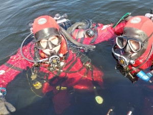 Policejní potápěči pod vodou pátrají po utonulých osobách i po předmětech pocházejících z trestné činnosti