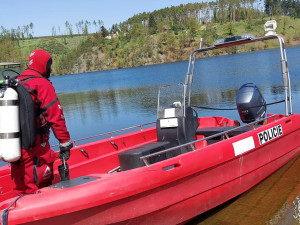 Policejní potápěči pod vodou pátrají po utonulých osobách i po předmětech pocházejících z trestné činnosti