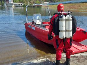 Policejní potápěči pod vodou pátrají po utonulých osobách i po předmětech pocházejících z trestné činnosti