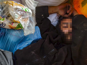 Bezdomovec si ustlal v popelnici, hazardéra lovili z odpadků policisté