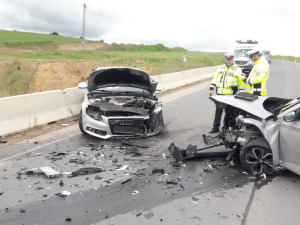 Čtyři ženy utrpěly zranění při čelním střetu dvou osobáků, dvě z nich museli vyprostit hasiči