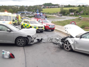 Čtyři ženy utrpěly zranění při čelním střetu dvou osobáků, dvě z nich museli vyprostit hasiči