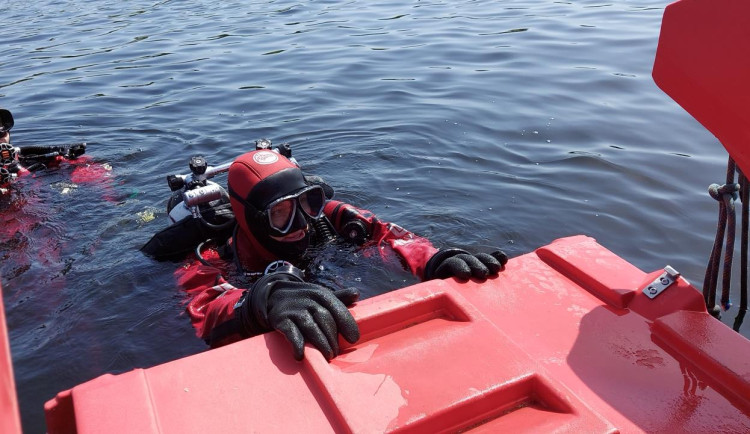 Policejní potápěči pod vodou pátrají po utonulých osobách i po předmětech pocházejících z trestné činnosti