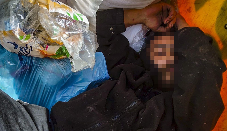 Bezdomovec si ustlal v kontejneru na plast, hazardéra lovili z odpadků policisté