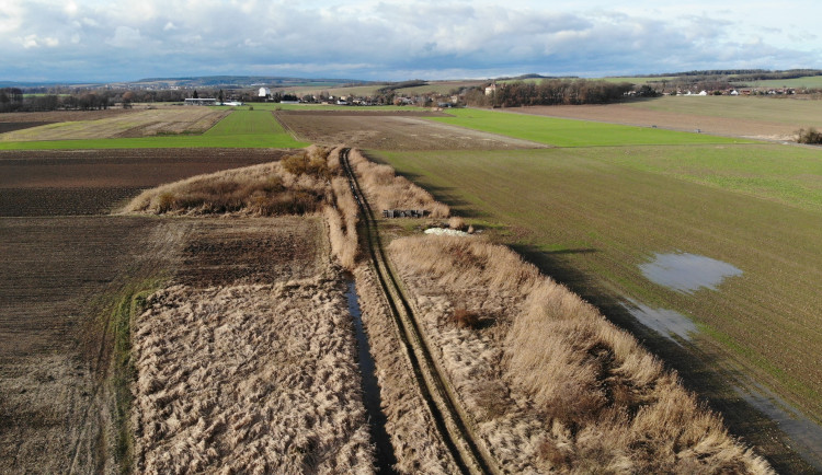 Spolek dobrovolníků chce obnovit ztracený potok, návrh počítá i tůněmi a alejí
