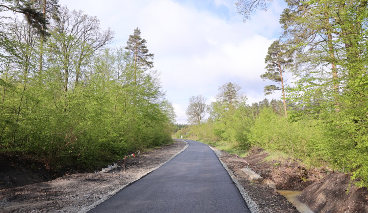 Místo rychlíků se tam budou prohánět cyklisté, unikátní stezka na železniční trati se brzy otevře veřejnosti