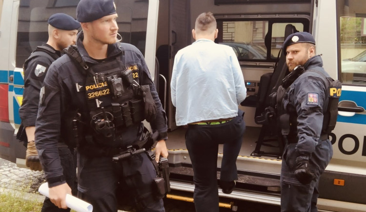 Soud poslal do vazby muže, který pod vlivem drog bezdůvodně pobodal řidiče. Ten předtím na ozbrojence upozornil