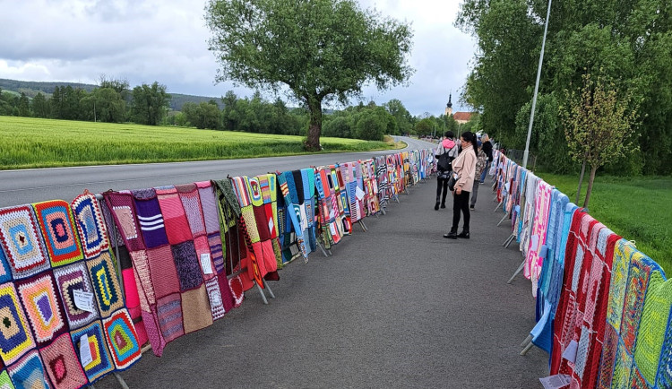 Stezku lemovaly stovky dek uháčkovaných dobrovolníky, byl z toho zápis do knihy rekordů i statisíce korun pro hospic