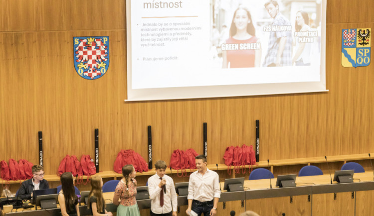 Žáci z olomouckých základek soutěžili o vylepšení škol, pořídí si knihobudku či multimediální vybavení