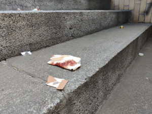 Na některých místech není neobvyklé, že se tam povaluje stříkačka nebo třeba krvavé kapesníčky a náplasti.