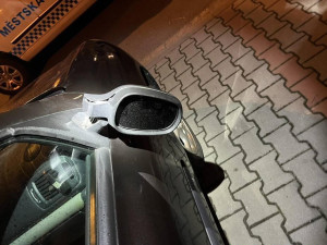 Nadýchal skoro pět promile a nedal se vzbudit, další ochmelka poničil zaparkované auto