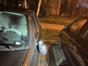 Nadýchal skoro pět promile a nedal se vzbudit, další ochmelka poničil zaparkované auto