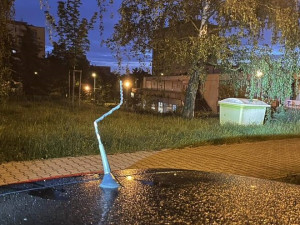 Nadýchal skoro pět promile a nedal se vzbudit, další ochmelka poničil zaparkované auto