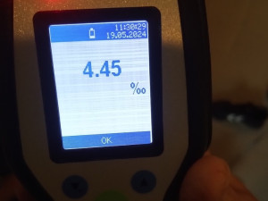 Nadýchal skoro pět promile a nedal se vzbudit, další ochmelka poničil zaparkované auto