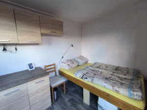 Bezdomovci Tonda a Stáňa mají po letech znovu střechu nad hlavou, malý domek pomohli sami postavit