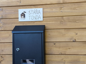 Bezdomovci Tonda a Stáňa mají po letech znovu střechu nad hlavou, malý domek pomohli sami postavit