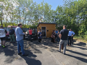 Bezdomovci Tonda a Stáňa mají po letech znovu střechu nad hlavou, malý domek pomohli sami postavit