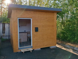 Bezdomovci Tonda a Stáňa mají po letech znovu střechu nad hlavou, malý domek pomohli sami postavit