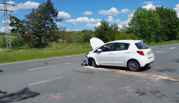 Osobní automobil se střetl v Dobřanech s motorkářem. Ten nehodu nepřežil