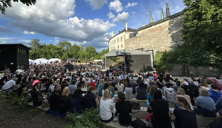 VIDEO: Olomoučtí filharmonici vystoupili proti spojení s divadlem, protestní koncert zaplnil letňák