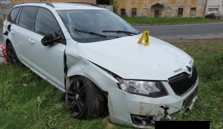 Řidiče oslnilo slunce a havaroval. Škoda na autě je za statisíce