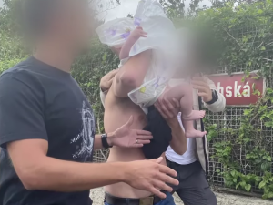 Snímek ze zadržení muže.