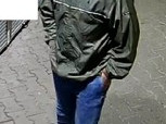 Policie by si ráda v souvislosti s případem popovídala s mužem ze záběru bezpečnostních kamer