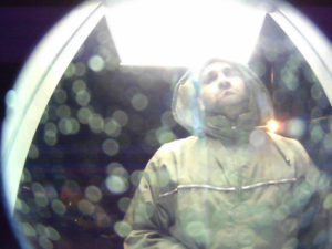 Policie by si ráda v souvislosti s případem popovídala s mužem ze záběru bezpečnostních kamer