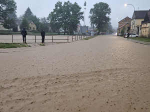VIDEO: Blesková povodeň zasáhla Domažlicko a Tachovsko, voda se valila obcí a zaplavila sklepy domů