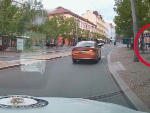 VIDEO: Opilý muž si spletl fontánku s pisoárem a močil do ní na rušné třídě v centru města