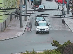 VIDEO: Opilý muž si spletl fontánku s pisoárem a močil do ní na rušné třídě v centru města