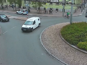 VIDEO: Opilý muž si spletl fontánku s pisoárem a močil do ní na rušné třídě v centru města