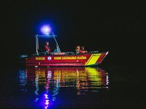 Vodní záchranáři budou nově na Hracholuskách využívat noční vidění pro plavbu po setmění