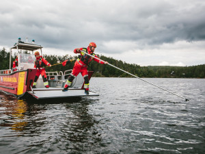Vodní záchranáři budou nově na Hracholuskách využívat noční vidění pro plavbu po setmění