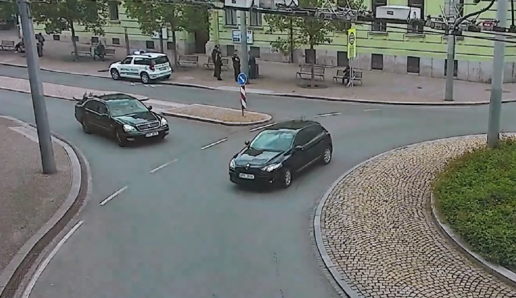 VIDEO: Opilý muž si spletl fontánku s pisoárem a močil do ní na rušné třídě v centru města