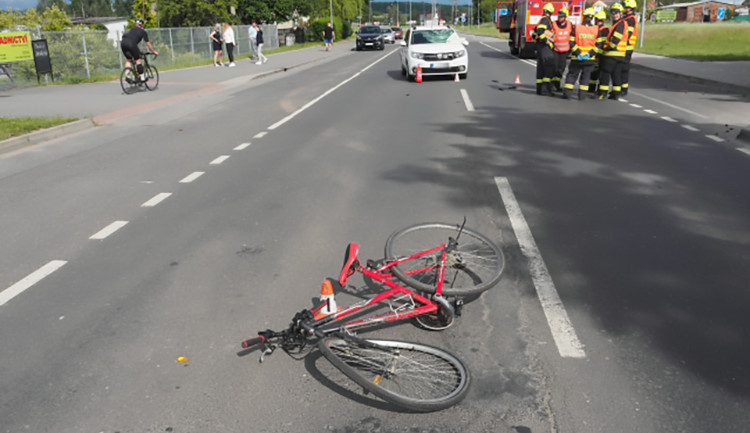 Úraz hlavy a letecký transport do nemocnice. Dívka se sluchátky v uších vjela na kole před auto