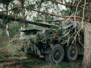 Dělostřelci poprvé vysílají do zahraniční mise vojáky aktivní zálohy, budou obsluhovat houfnice DANA
