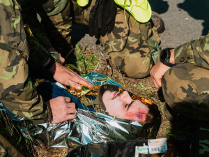 Ošetření zraněného vojáka - výcvik