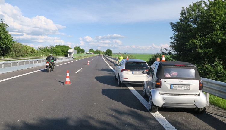 Jedna nehoda, dvě odlišná vysvětlení. Policisté hledají svědky střetu na D35 u Litovle