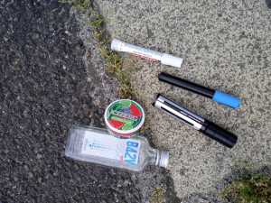 VIDEO: Mladíci čmárali na budovu ředitelství policie, před strážníky se marně pokoušeli utéct