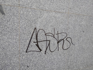 VIDEO: Mladíci čmárali na budovu ředitelství policie, před strážníky se marně pokoušeli utéct