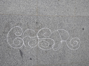 VIDEO: Mladíci čmárali na budovu ředitelství policie, před strážníky se marně pokoušeli utéct