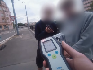 VIDEO: Mladíci čmárali na budovu ředitelství policie, před strážníky se marně pokoušeli utéct