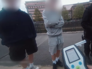 VIDEO: Mladíci čmárali na budovu ředitelství policie, před strážníky se marně pokoušeli utéct